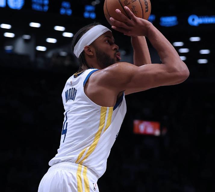 爱游戏体育下载-勇士拔得头筹，一举击败对手