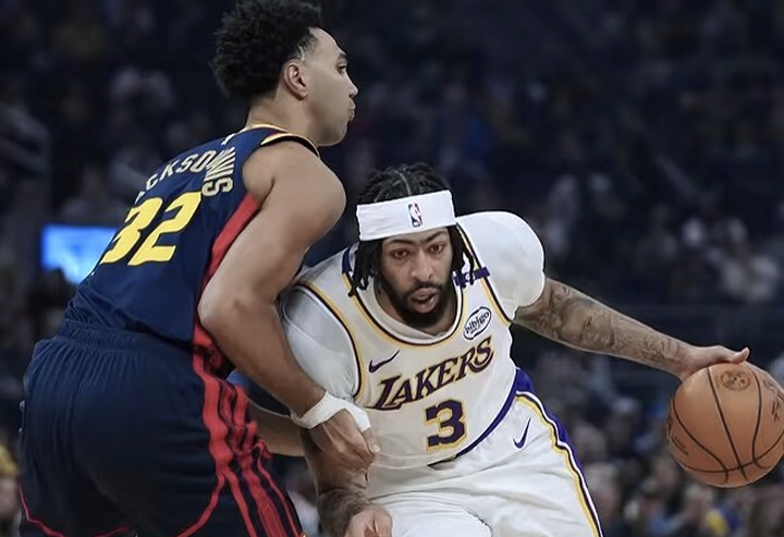 勇士拔得头筹,一举击败对手 勇士拔得头筹,一举击败对手