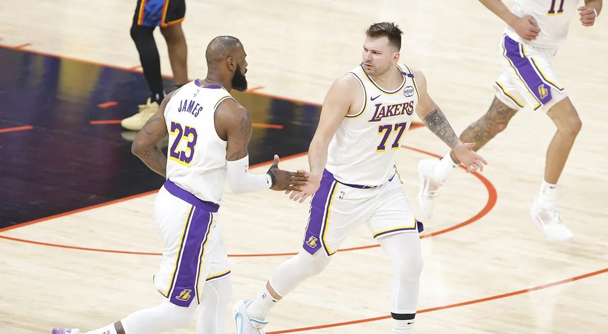 爱游戏体育下载-勇士后卫火力全开，让湖人束手无策