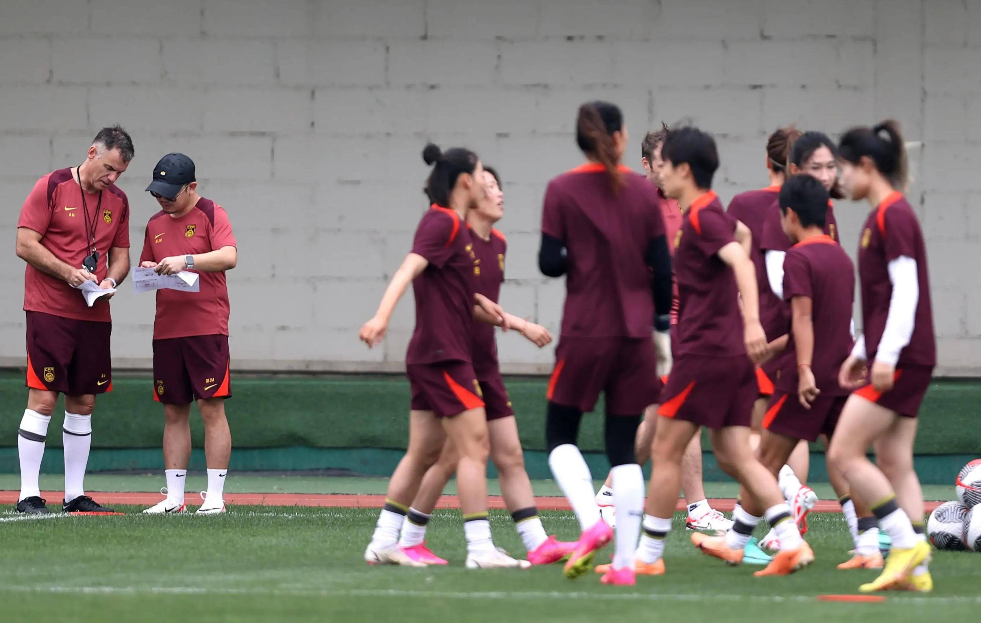 包含中国女足失利后遭教练猛攻，队内氛围紧张的词条