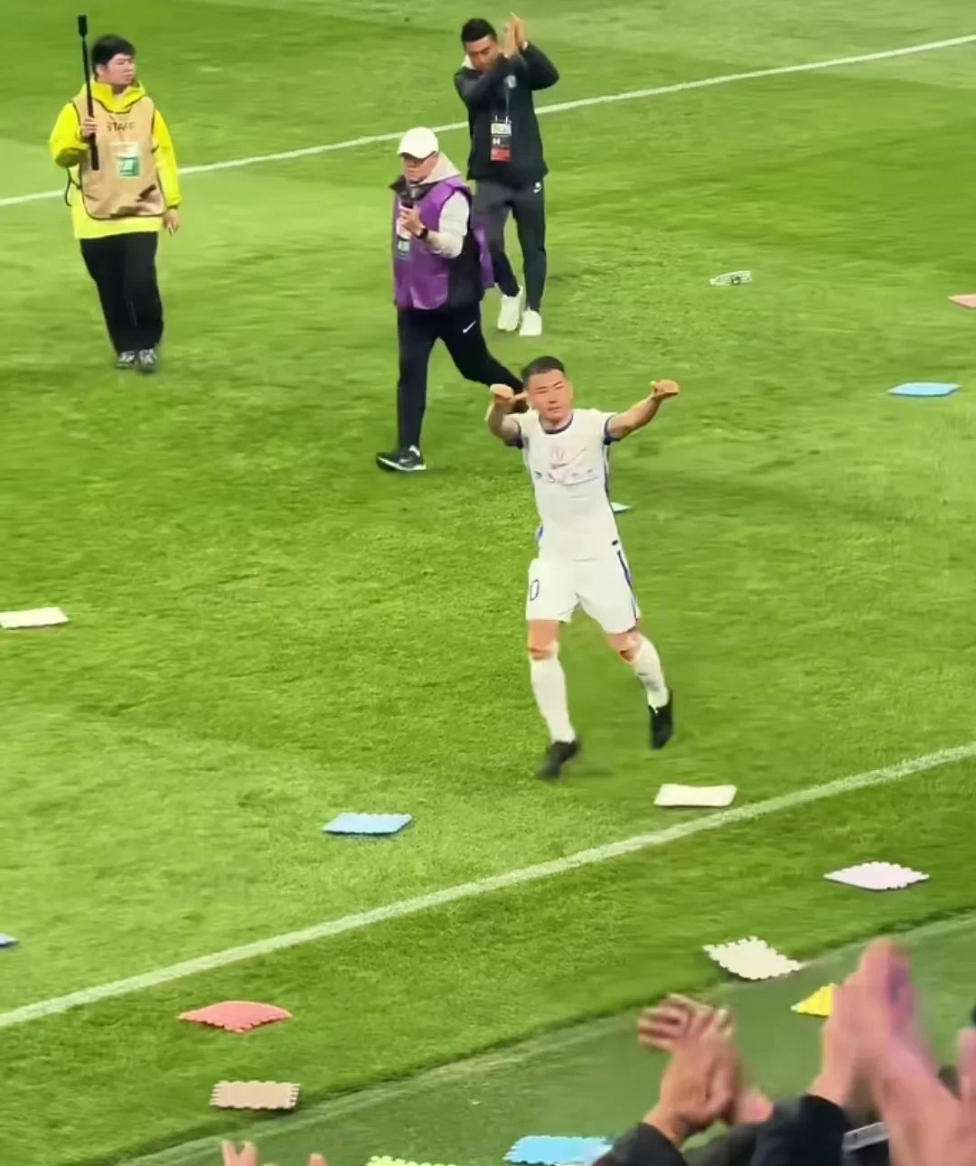 爱游戏官方入口-关于比赛中球员创下新纪录，赢得球迷掌声的信息