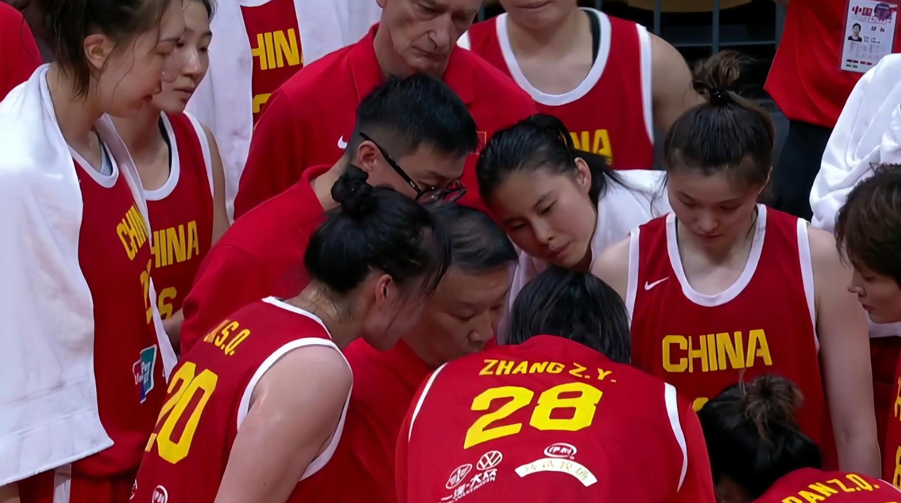 女篮比赛中惊现逆转,球场上演惊心动魄战斗 女篮比赛中惊现逆转,球场上演惊心动魄战斗