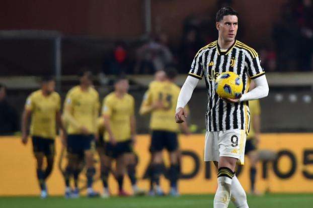 爱游戏体育平台-尤文图斯门将受伤，球队计划引援弥补阵容不足