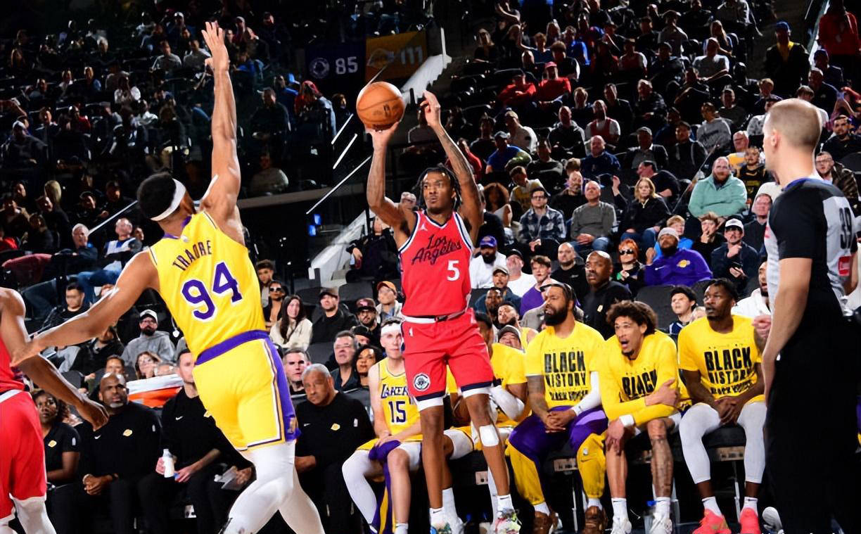 快船队后卫稳定得分,助球队保持领先的简单介绍 快船队后卫稳定得分,助球队保持领先的简单介绍