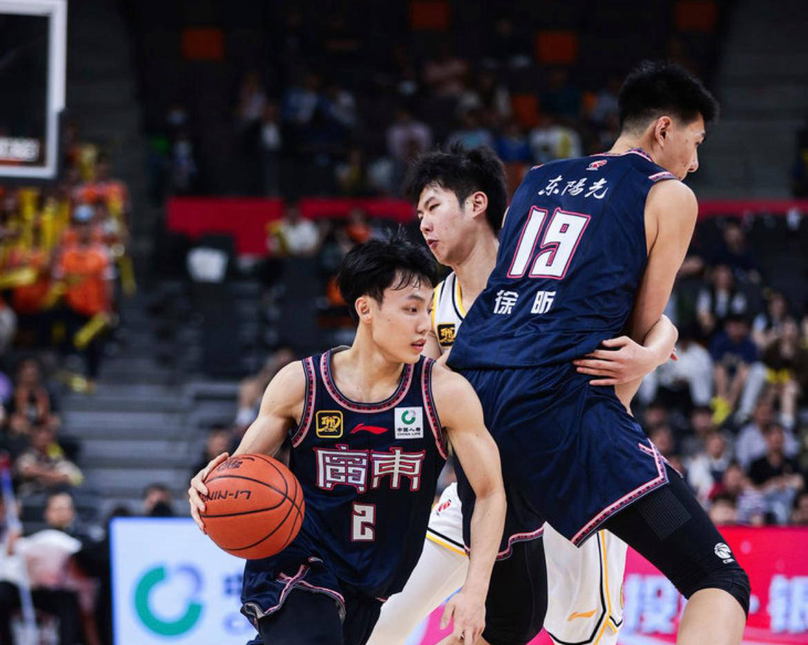 对决惊险同场竞技,胜负难分观众疯狂的简单介绍 对决惊险同场竞技,胜负难分观众疯狂的简单介绍