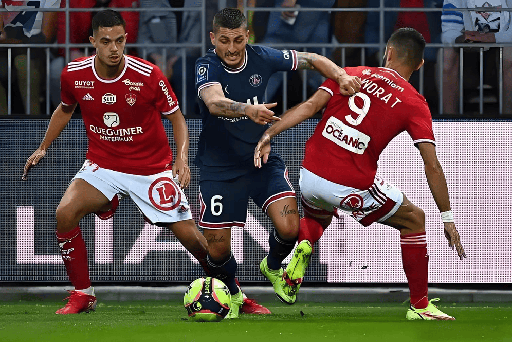 爱游戏app-里昂主场逼平，尽力守住场面