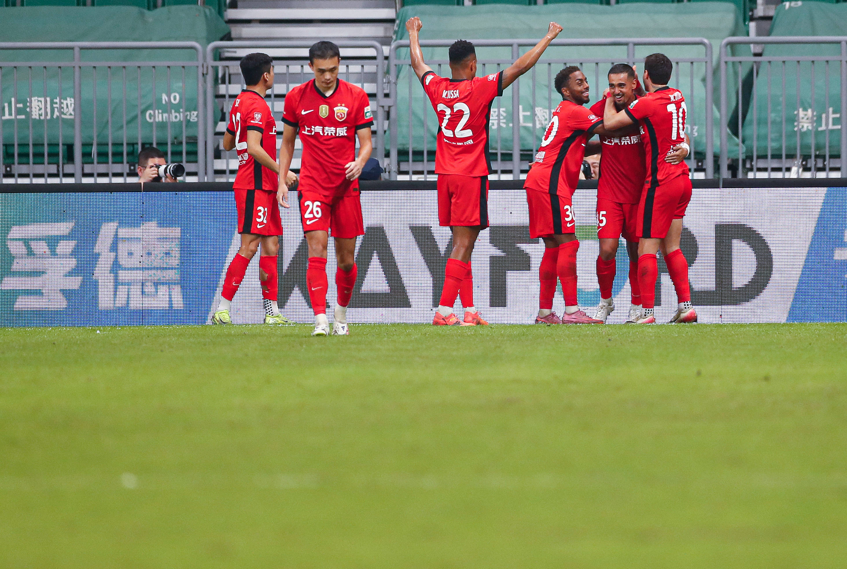 爱游戏入口-中超比赛赛场上的混战，球队实力差距悬殊