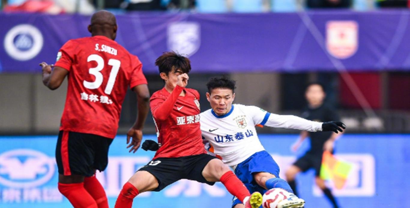 中超比赛赛场上的混战，球队实力差距悬殊