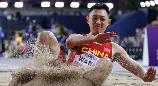 包含跳远比赛选手实力爆发,远跳创造新记录!的词条 包含跳远比赛选手实力爆发,远跳创造新记录!的词条