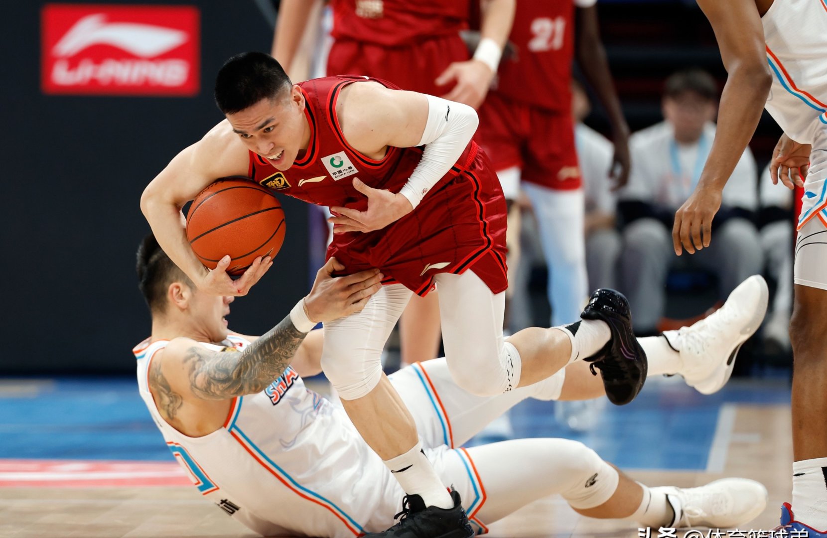 球员个人突破技术超群，带领球队胜出的简单介绍