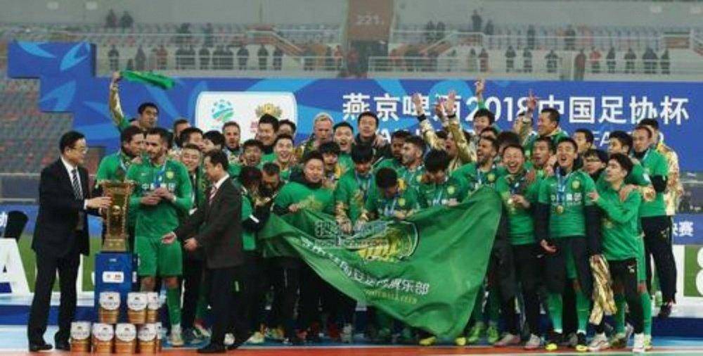 双方激烈角逐,冠军胜利赢得颁奖仪式的简单介绍 双方激烈角逐,冠军胜利赢得颁奖仪式的简单介绍