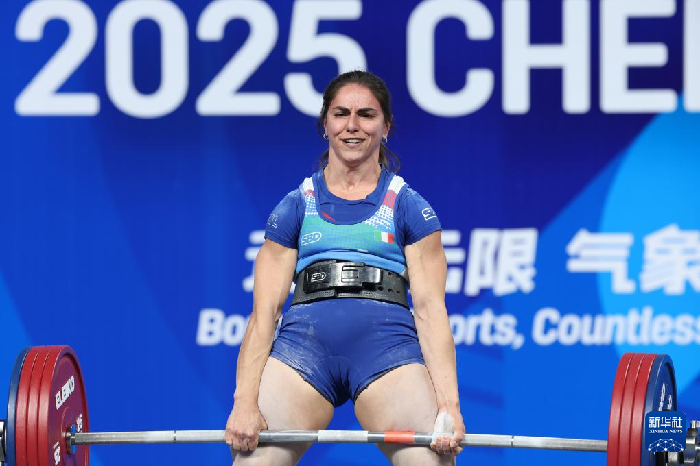 爱游戏网页版入口-瑞典女子足球队捧起世界杯冠军奖杯