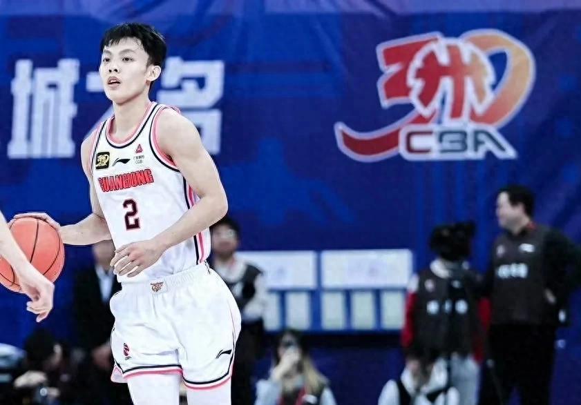 爱游戏网页版-球员们在CBA比赛中挥洒着汗水，为胜利而拼搏的简单介绍