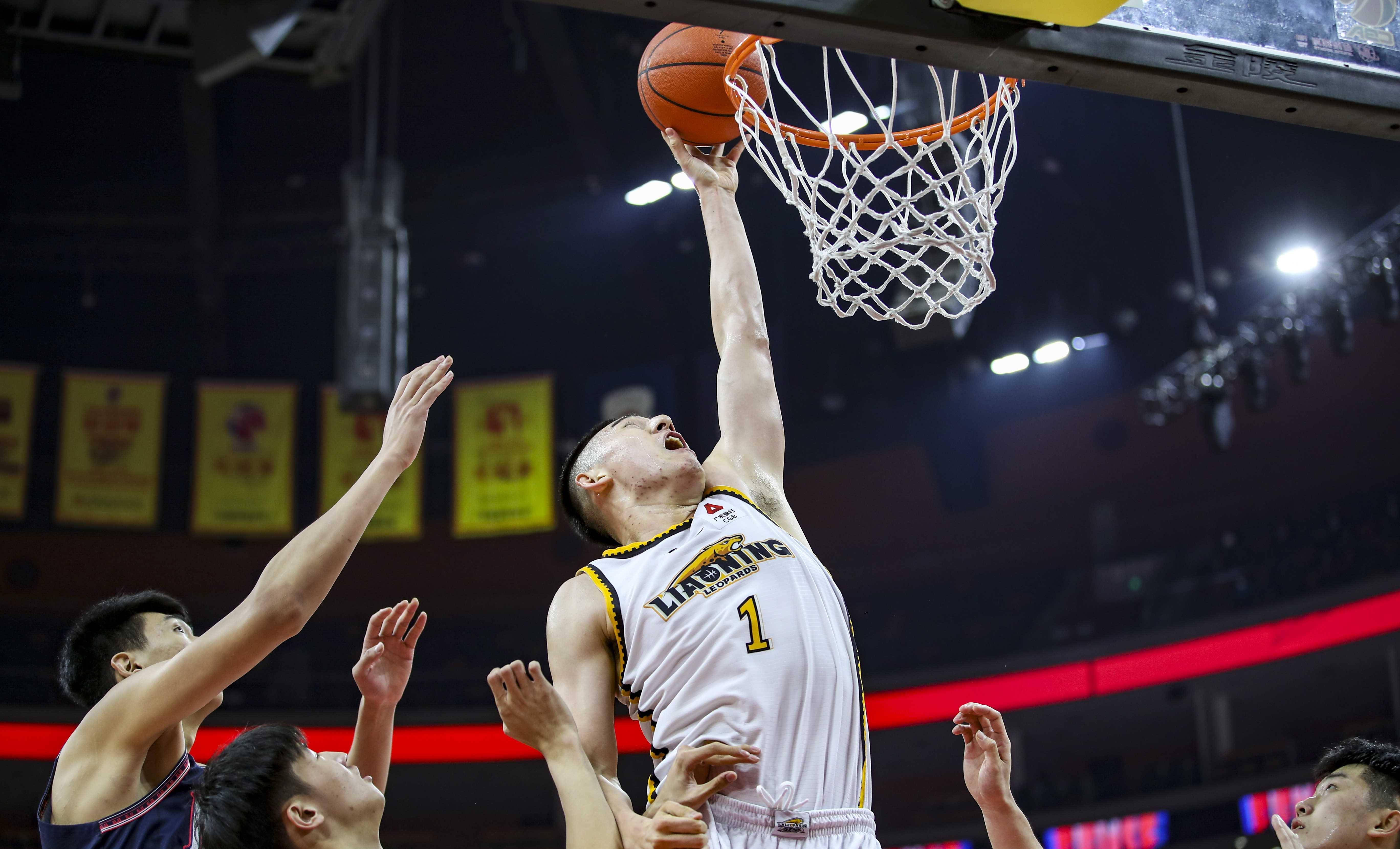 球员们在CBA比赛中挥洒着汗水，为胜利而拼搏的简单介绍