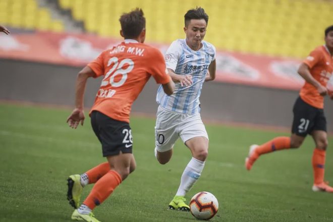 关于武汉卓尔客场惜败广州富力，排名下滑！的信息